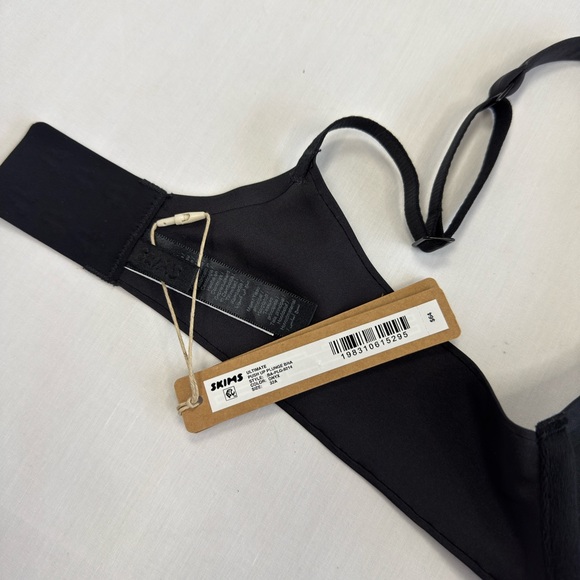 SKIMS Ultimate Push Up Plunge Bra - Picture 3 of 3